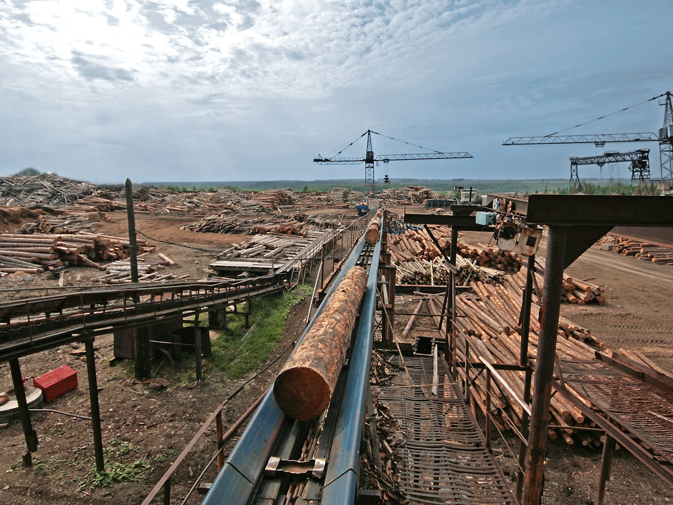 Sawmill material handling system and lumber mill operations